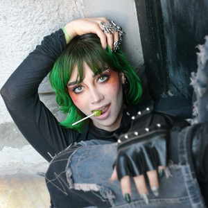 Barlarda Öpersin Birini