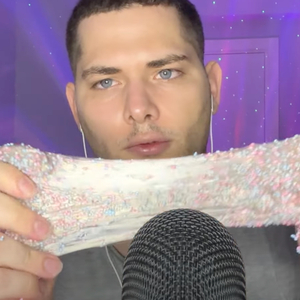 Étirement Et Écrasement Du Slime Croustillant