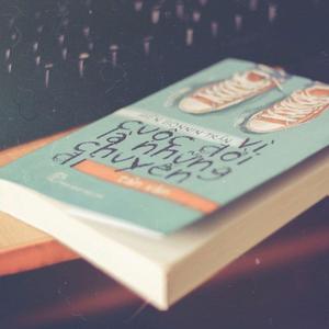 水杯里的六片柠檬