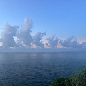 夕阳下海上不灭的灯塔