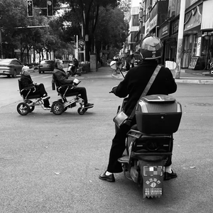 我骑着电动车上下班