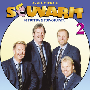 Ihmisiä suviyössä