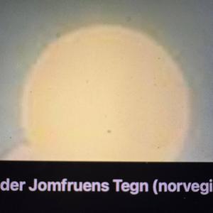 Under Jomfruens Tegn (norvegian)