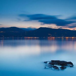 《爵士琴韵中的咖啡办公时光》