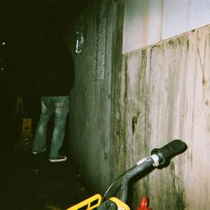 这该死的雨，淋湿了我们的头发。