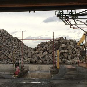 雨上がり、さらに大きな石が降ろされる