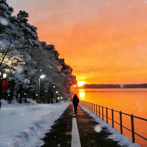 日落前，我们踏雪逃亡
