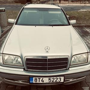 NA KAPOTĚ JE HVĚZDA