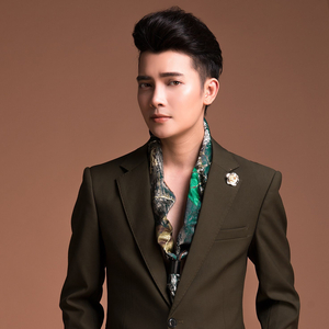 Lại Gần Hôn Anh