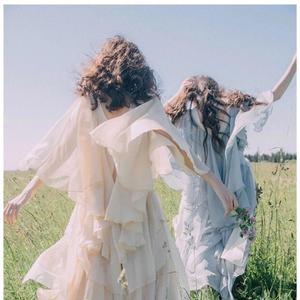 在草地上肆意奔跑