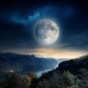 Mecidos Por La Quietud Esta Noche