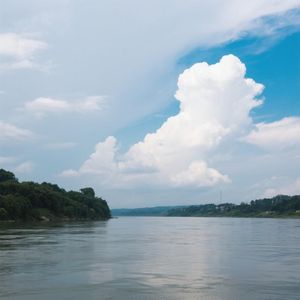 朝阳初升照山河