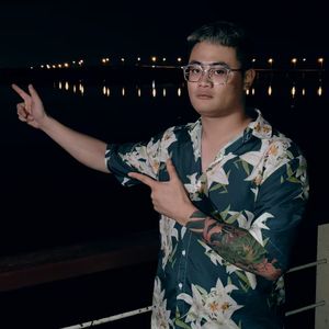 劳体和胖子的舌头亲密接触