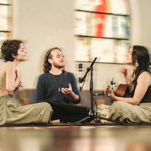 בין שברי גלים