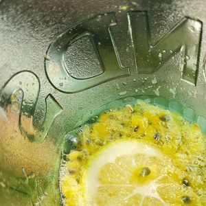 故意打翻一杯柠檬汽水