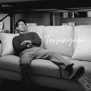 Tersenyum