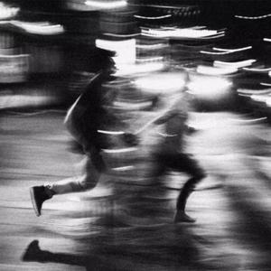 我坐在椅子上，晒着太阳