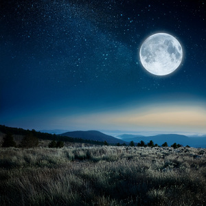 La Luz De La Luna Que Se Filtra A Través De La Ventana