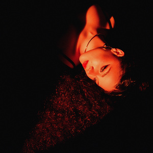 Держа её руку