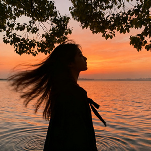 晚风在重播你模糊的轮廓