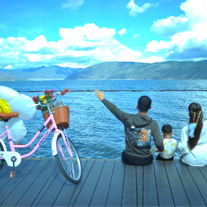 在大理洱海骑单车