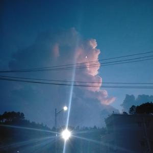 Yazawazi-一个疯婆娘抑郁不堪一步一步走过来靠近我向我哭诉我没有走因为我喜欢她我轻声安慰她不是因为她哭起来真的烦（_Kilzpoi_ / Yazawazi remix）