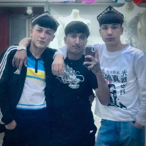 Yalguz kixlik olturux（一个人的聚会）