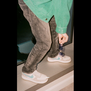 目擊 (feat. FreezLhy)