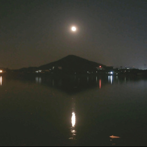 东湖下行，凌波门前