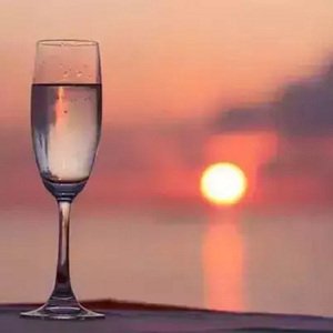 一杯浓烈的酒