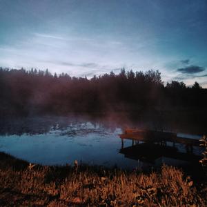 Tumša nakte, zaļa zāle