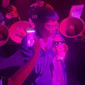致：主持人大军