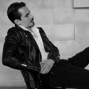 Она сидела на полу