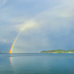 海と虹の街