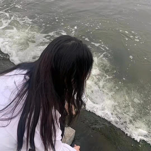 只在点烟时低头