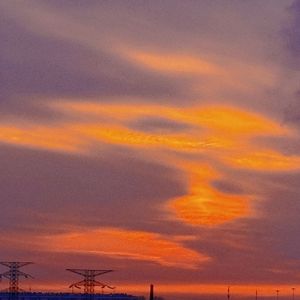 6月28号晚上，我喝了一杯蓝宝石金酒，在楼梯间，花了两个小时，用三个和弦，思考一下我为什么悲伤