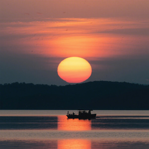 一起躲雨的屋檐