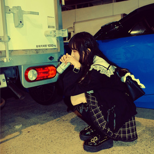 夜が深く心は冷たく、誰かの声が遠くに消える、痛みだけが僕を知ってる、この世界は僕を捨てたまま、暗闇に溶けて僕は消えていく、何も感じないただ静かに、光なんてもう見えない、すべてを放り出して終わりを待つだけ。