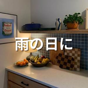 甘いジャズ音楽が流れる屋外の朝のカフェの雰囲気