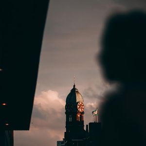 再不见她的身影