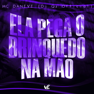 Ela Pega o Brinquedo Na Mão