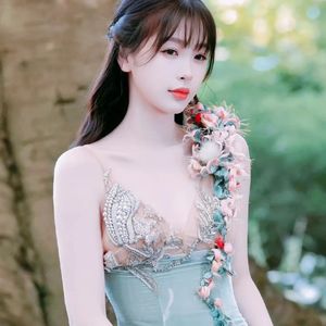 脚印留在沙滩上