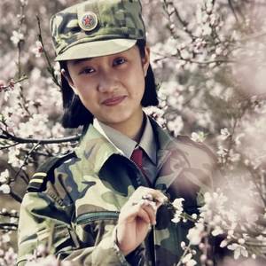 爱唱歌的军花