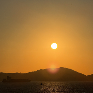 海边落日下的拥吻