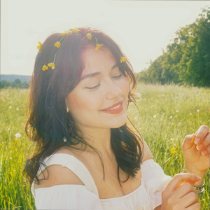 gülüşünde bi' şey var