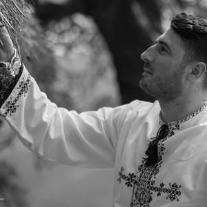 Te-am văzut mândro-n grădină.