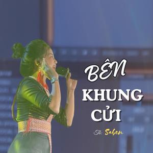 Bên khung cửi
