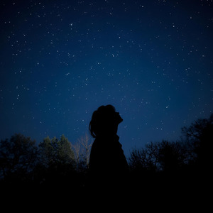 息をひそめる夜