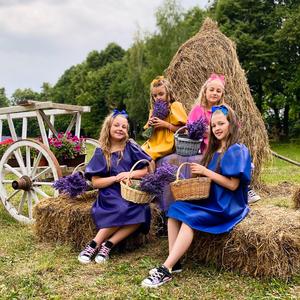 Розпустили кучері дівчата