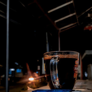 Menikmati kopi di bawah pohon